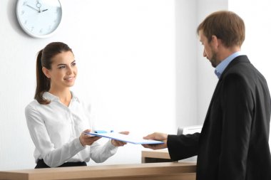 Genç kadın resepsiyonist meeting istemci Office