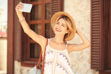 Güzel genç kadın alarak selfie 