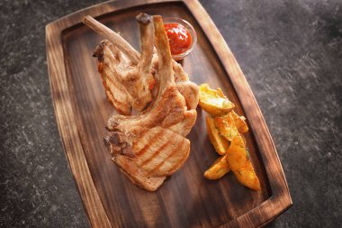 pirzola ve sos ile kızarmış patates 