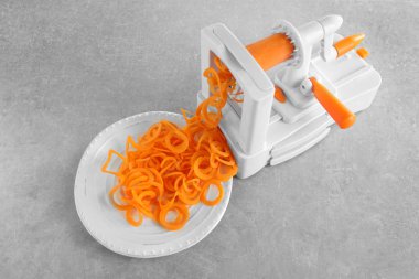 Dilimleyici havuç spagetti ile