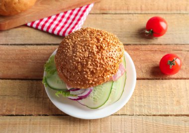 Lezzetli sandviç tablo taze salatalık ile