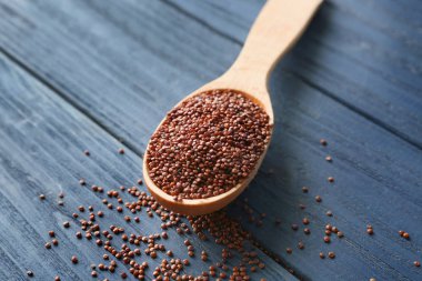 Quinoa tohumları kaşıkla