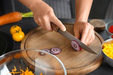 Soğan doğrayan kadın 