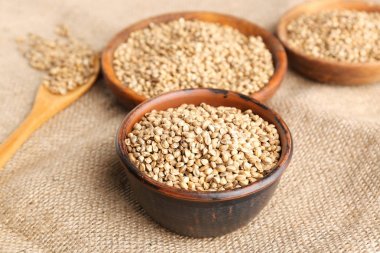 Kenevir tohumlar üzerinde çul ile kase