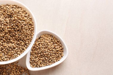 Kenevir tohumu ışık arka plan üzerinde ile kase