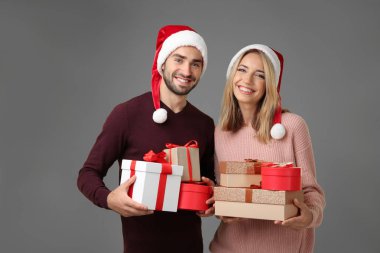 Noel hediyesi ile genç bir çift