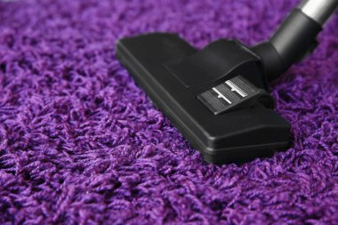 Halıda elektrikli süpürge