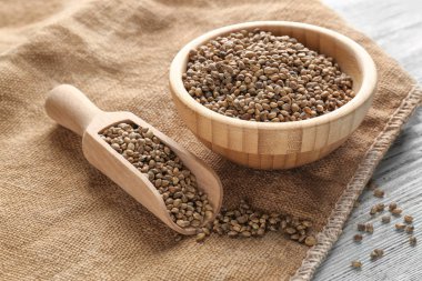 Ahşap kase ve kepçe ile kenevir tohumu masada