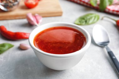 Kompozisyon kase chili soslu