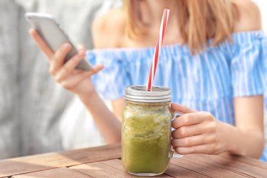 Cep telefonu ve Café taze yüzlü güzel genç kadın