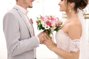 Düğün gününde mutlu güzel Çift