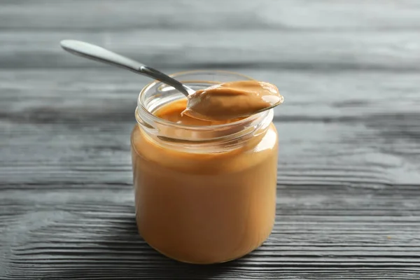 Cremige Erdnussbutter — Stockfoto