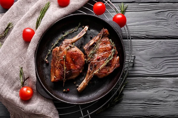 Frying pan with tasty meat — Stock Photo, Image