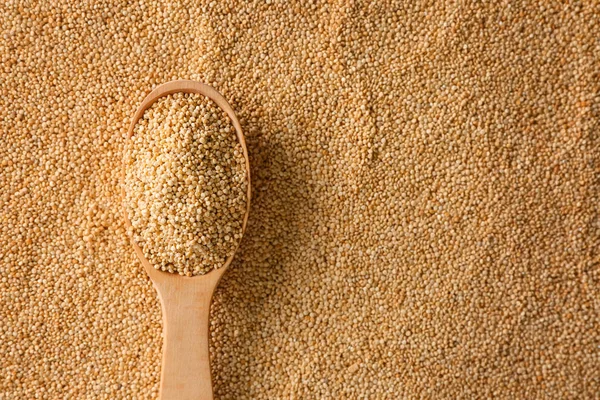 Quinoa tohumları kaşıkla 