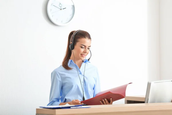 Jovem recepcionista feminina — Fotografia de Stock