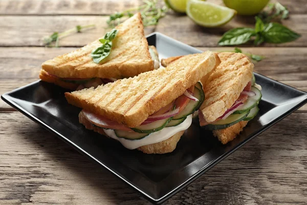 Смачні бутерброди зі свіжим огірком — стокове фото