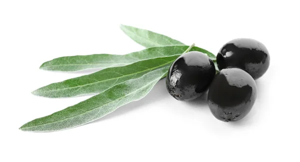 Black olives with leaves, isolated on white — Stock Photo, Image