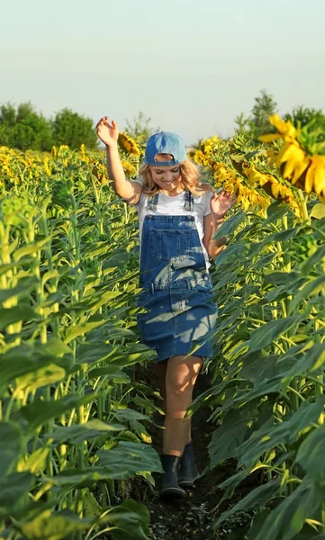Young woman dancing in sunflower field — Stock Photo, Image