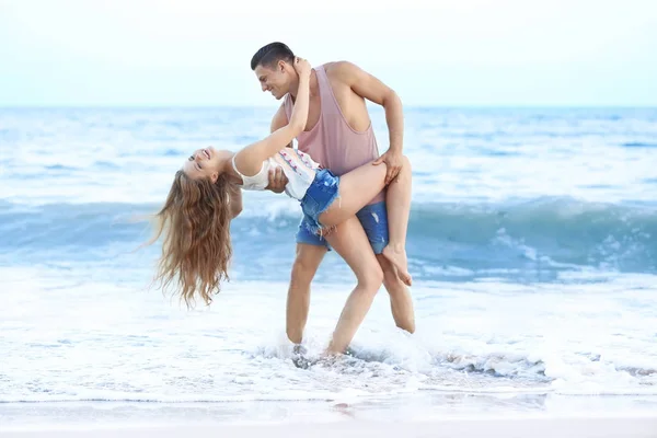 Feliz pareja joven — Foto de Stock