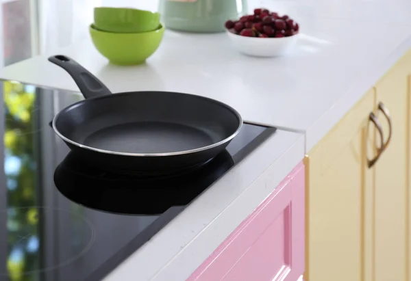 Електрична плита зі сковородою на кухні — стокове фото