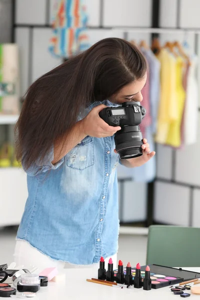 Genç kadın blogger kozmetik evde fotoğraf yapma