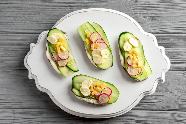 Smakelijke sandwiches met verse komkommer — Stockfoto