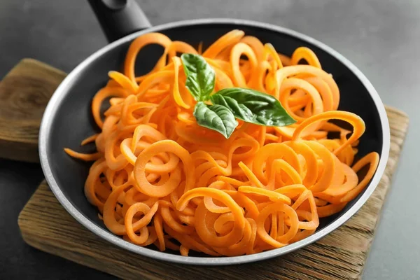 Nyers sárgarépa spagetti — Stock Fotó