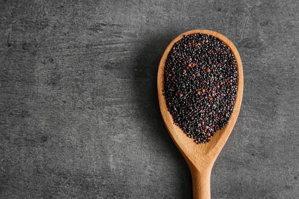 Löffel mit Quinoa-Samen — Stockfoto