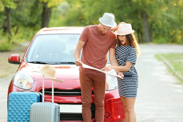 Couple heureux près de la voiture — Photo