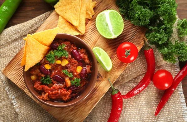 Chili con carne kase cips ile görev yaptı. 