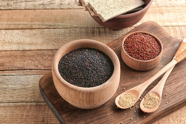 Diferentes tipos de quinoa em tigelas de madeira — Fotografia de Stock