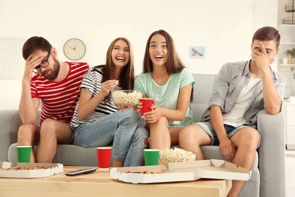 Amis regarder la télévision à la maison — Photo