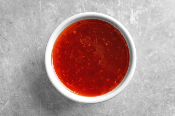 Salsa de chile en tazón en la mesa — Foto de Stock