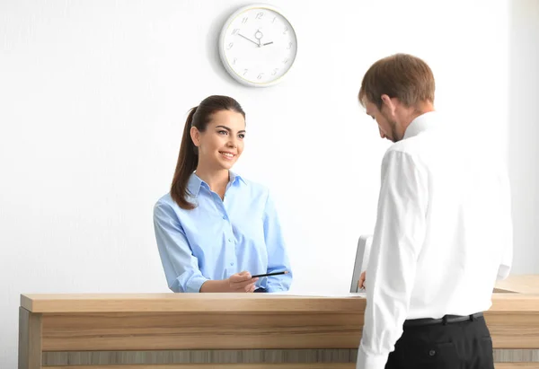 Giovane donna receptionist incontro cliente in ufficio — Foto Stock
