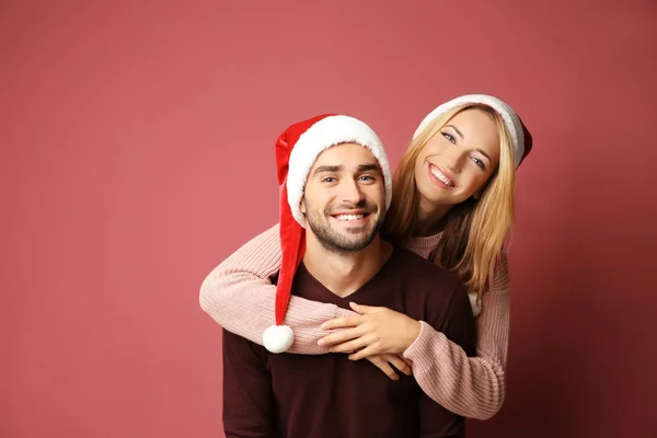 Jeune couple dans chapeaux de Père Noël — Photo