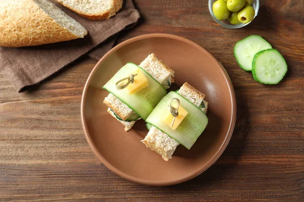 Tasty sandwiches with fresh cucumber — Stock Photo, Image