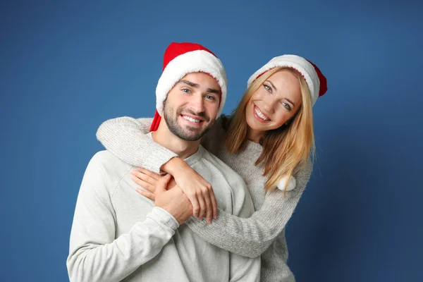 Noel Baba şapkaları genç Çift — Stok fotoğraf