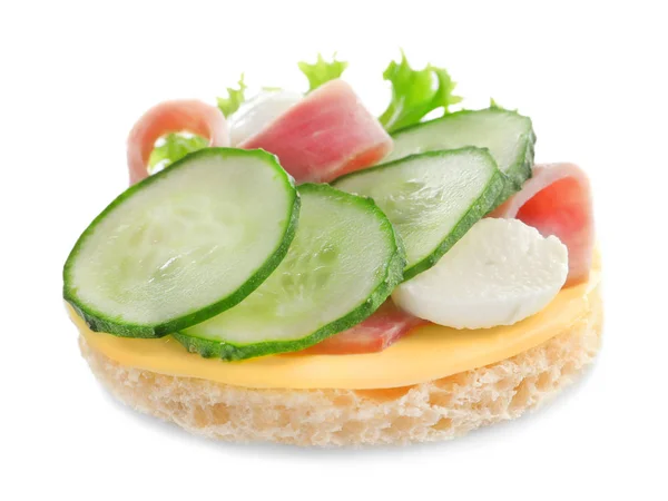 Smakelijke sandwich met verse komkommer — Stockfoto