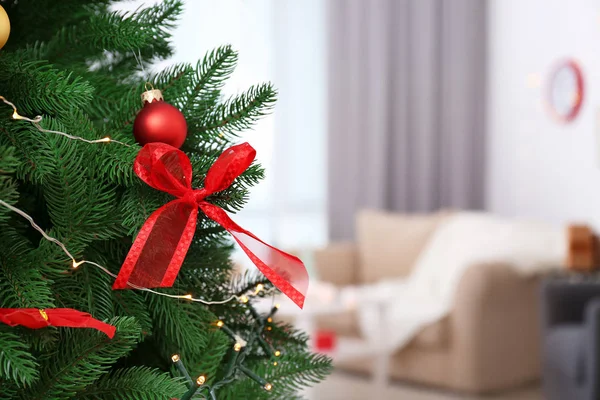 Gedecoreerde kerstboom op kamer, close-up — Stockfoto