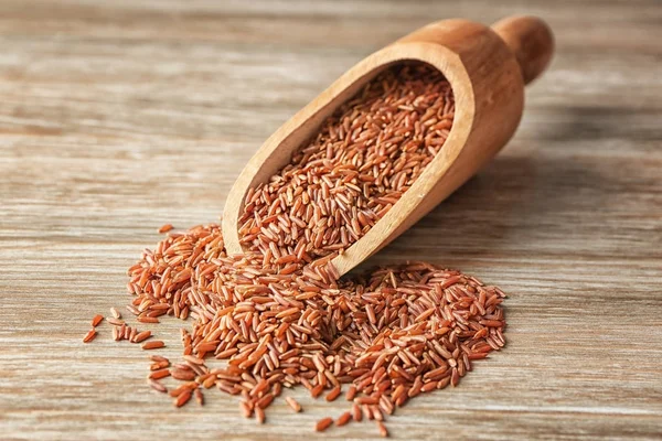 Scoop and heap of red Cargo rice — Stock Photo, Image