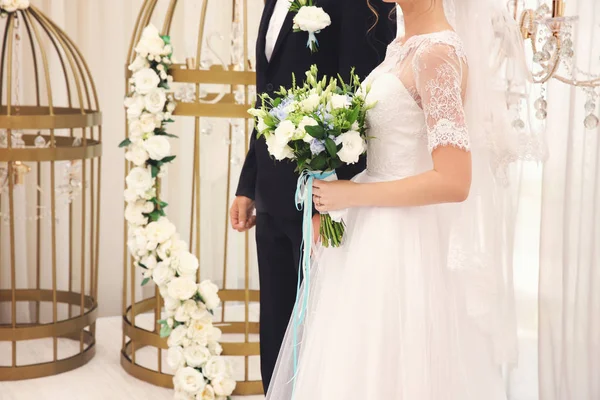 Жених и невеста в свадебном зале — стоковое фото