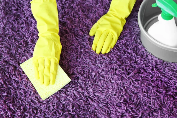 Alfombra de limpieza mujer en la habitación — Foto de Stock