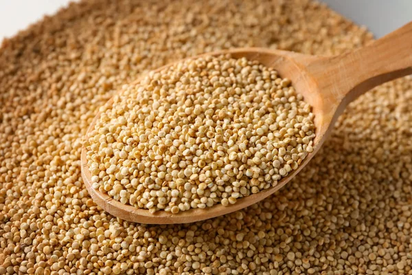 Quinoa tohumları kaşıkla