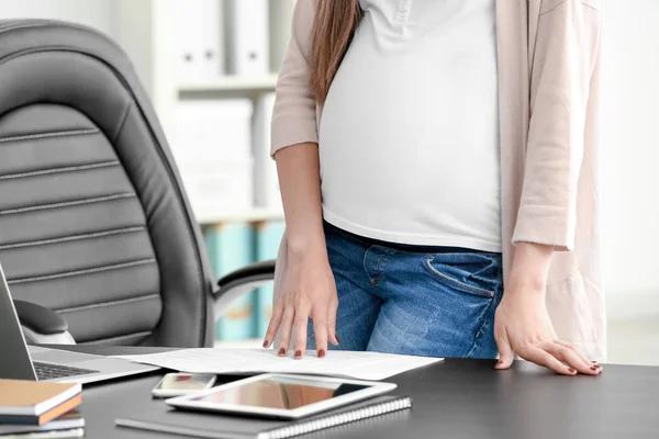 Wanita hamil bekerja di kantor rumah — Stok Foto