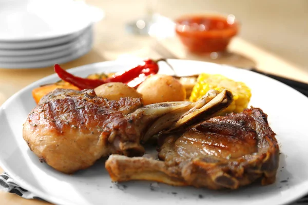 Assiette avec viande grillée — Photo