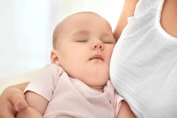 Mãe segurando bebê dormindo, close-up — Fotografia de Stock