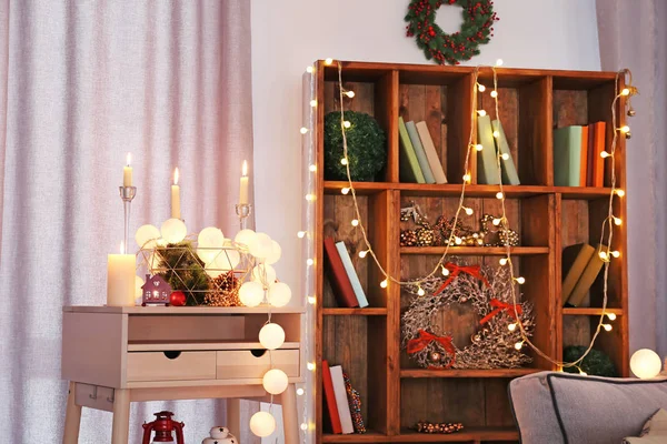 Habitación decorada para vacaciones con luces de Navidad —  Fotos de Stock