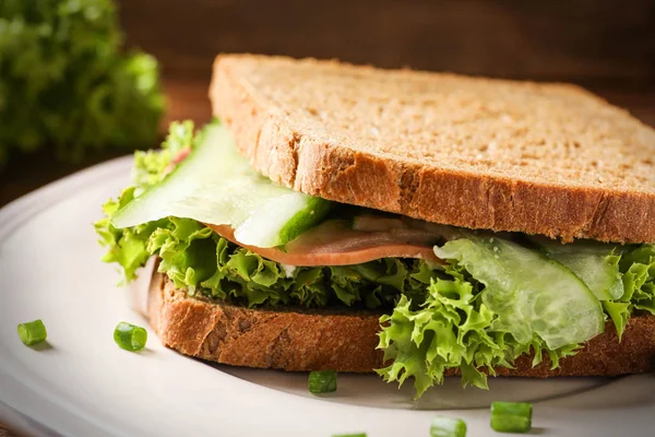 Matig smörgås med färsk gurka på tallrik — Stockfoto