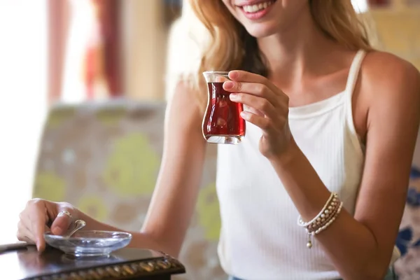 Mujer bebiendo té turco —  Fotos de Stock