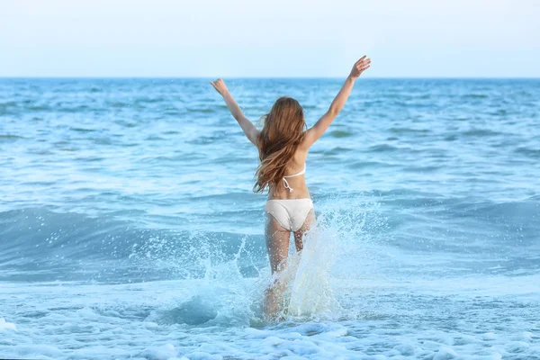 Gyönyörű fiatal nő, tengerben fürdés — Stock Fotó